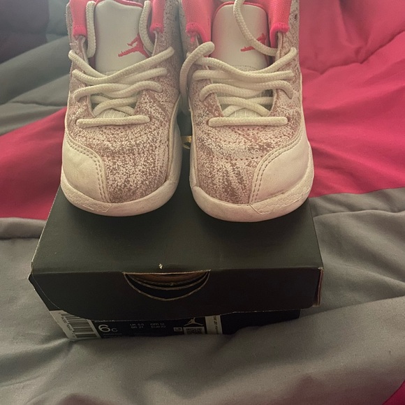 Jordan 12 Pink punch like new 6c - Picture 2 of 3